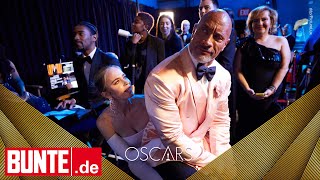 Oscars 2023 – Dwayne Johnson saß auf Emily Blunt: Was im TV nicht zu sehen war