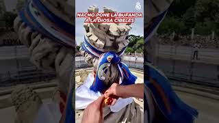 NACHO pone la bufanda y la bandera del REAL MADRID a CIBELES