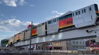 多摩モノレール 立川南駅に向かうモノレール（東京都立川市）2022年7月