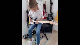 Fender x Loog Stratocaster in Action | Easy Small Electric Guitar for Beginners!