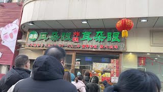 天津滨江道辽宁路大年初二排队买炸糕