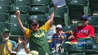 TEX@OAK: Fan makes nice barehanded catch, celebrates