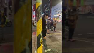 我只是綁個鞋帶😅🤣 #綁鞋帶 #整人 #嚇到吃手手 #prank