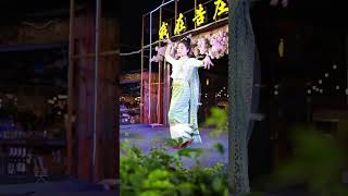 美丽的傣家少女，演绎经典名曲《萨拉婉》