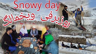 روز برفی و همکاری همرای آتی ذکریا😍Snowy day and the cooperation of Zakaria's father