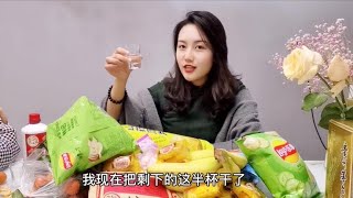 酒妹遇上“酒鬼”闺蜜，提来2瓶飞天茅台比酒量，喝醉一起穿旗袍