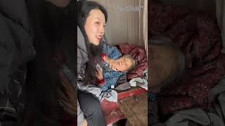 为南充102岁婆婆过生日，没想到婆婆却受伤卧床，一碗长寿面，一首生日歌，祝婆婆能早日康复，回到那个满面红光和笑容的奶奶，也愿天下老人皆被善待，老有所依……#百岁奶奶 #关爱老人 #爱心传递 #