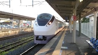 夕方の藤代駅を通過する上野東京ライン常磐線下り特急ひたちE657系