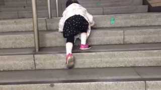 階段を上る赤ちゃん　The baby who goes up the stairs