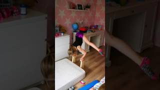 Turnen - Zoë (6 years) does the press handstand