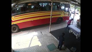 KSRTC ഹീറോസ് വൃദ്ധ സ്ത്രീയെ രക്ഷിക്കുന്നു: വിപിഎസ് ലേക്ഷോർ ആശുപത്രിയിലേക്ക് സമയോചിതമായ തിരക്ക് | റിയൽ ലൈഫ് റെസ്ക്യൂ