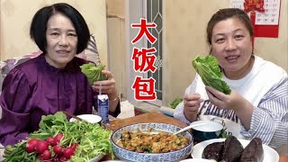 娘俩最爱吃饭包，土豆泥和米饭拌东北大酱，包在一起捧着吃，真香