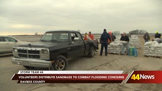 Volunteers Help Owensboro Residents Prepare for Rising Floodwaters