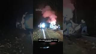 Policías sacan a un sospechoso de un automóvil en llamas