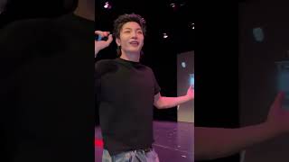 小白在加拿大演出唱了《三年二班》致敬Kris：“我永远都会记得帮助过我的Kris”