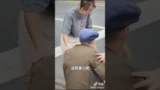 老人路边摔倒，热心路人纷纷上前帮忙，为这温暖一幕点赞👍#China