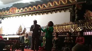 Dagelan khas Banyumasan Suliyah vs Bagong di pagelaran wayang kulit ki dalang Muji siswocarito