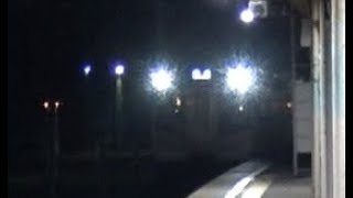 なぜか夜の水上駅のホーム北側の端で停車してしまう上越線E129系の回送列車