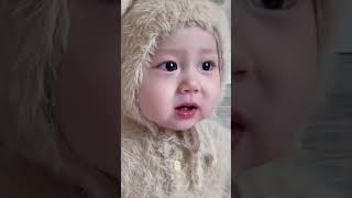 吃个草莓也太可爱了吧吃出表情包了#萌娃#人类幼崽  #baby