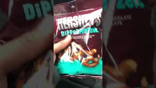 Hershey’s Dipped Pretzels 🥨🔊🎶😋 #hersheys #milkchocolate #darkchocolate #asmr #asmrsatisfying