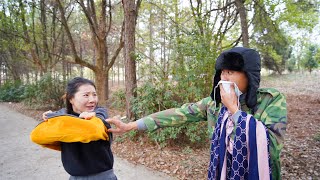 小伙打劫美女，没想美女不按套路出牌，结局有亮点，太有趣了