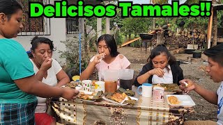 El Grupo Desayuna Tamales / Comiendo Los Primeros Tamales Navideños