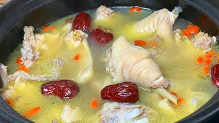 Stewed chicken soup, the soup is delicious, the meat is tender and has no fishy smell