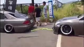 段差で走れないシャコタン車を引っ張ってあげたら