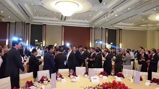 潮州八邑会馆89周年庆典于豪晶酒楼三楼举行·会长蔡纪典率领董事一齐迎接 黄志明部长·进入大堂会场 2018·9·29 6 pm(2)