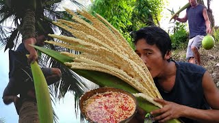 Survival Skills: Makan rujak bunga kelapa muda /Umbut kelapa  || Pedas dan enak