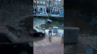 Student redt vrouw uit te water geraakte auto in Delft #nos #nieuws