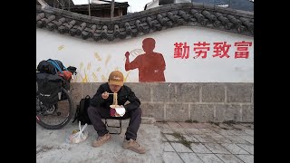 蹬车翻了一天山，晚上在小山村空地露营，偶遇骑行铁粉，交谈甚欢