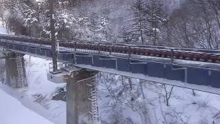 雪の奥羽本線板谷峠 車窓から見た雪崩防止柵、鉄道防雪林などの雪害対策