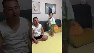 爸爸沉迷看手机，给闺女穿裤子都穿成裙子了!#funny #搞笑 #baby