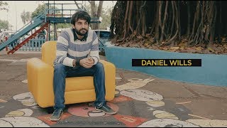 Daniel Wills No Sofá Amarelo