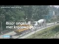 Kraanwagen slingert motorrijder van motor - RTL NIEUWS