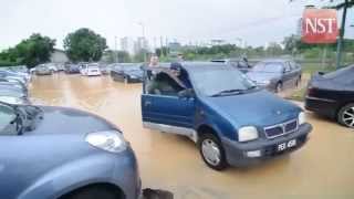 Flash floods leave Shah Alam motorists stranded