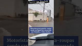 Motorista grava guarda-roupas sendo carregado por enxurrada em Trindade, e vídeo viraliza