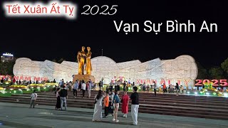 Tết Xuân Ất Tỵ 2025.Quãng Trường Rất Đông Người Vui Chơi Hưởng Một Mùa Xuân An Lành.