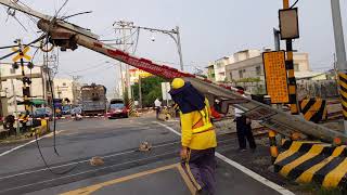 枋寮火車平交道被貨車拉斷電纜造成火車停駛