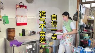 夫妻俩开包子铺第九年：包子铺今天生意不错，是不是乐观自信，运气就不会差的。