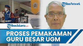 Suasana Duka saat Pemakaman Jenazah Guru Besar UGM di Balairung, Puisi Karyanya Dibacakan