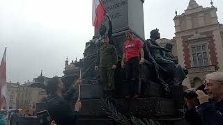 Życie składa się z drobiazgów. Życie składa się z symboli.