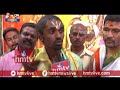 బ్రాహ్మణుని భుజాలపైన దళితుడు dalit devotee on shoulders in chilkur temple jordar news hmtv