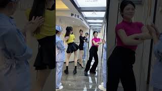 今天下班和同事们一起PK舞蹈 #下班后的日常 #shorts #dance #viralvideo #music #douyin #tiktok #nursesdancing