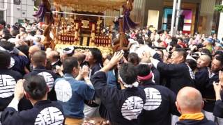 花園神社2016例大祭　伊勢丹前を行く雷電神輿