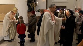 Lichterfüllter Abend - Bischof Stefan Oster feiert mit Gläubigen Maria Lichtmess