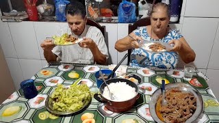 ALMOÇO DE DOMINGO DA VOVÓ,  CARNE DE ALCATRA PICADINHA COM TOMATE E SALADA DE ALFACE.