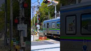 福塩線　井原鉄道　鶴ケ橋踏切とシルバー電車（カラフル備中）