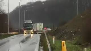 Guardate questo camionista come prende l'autostrada!!!